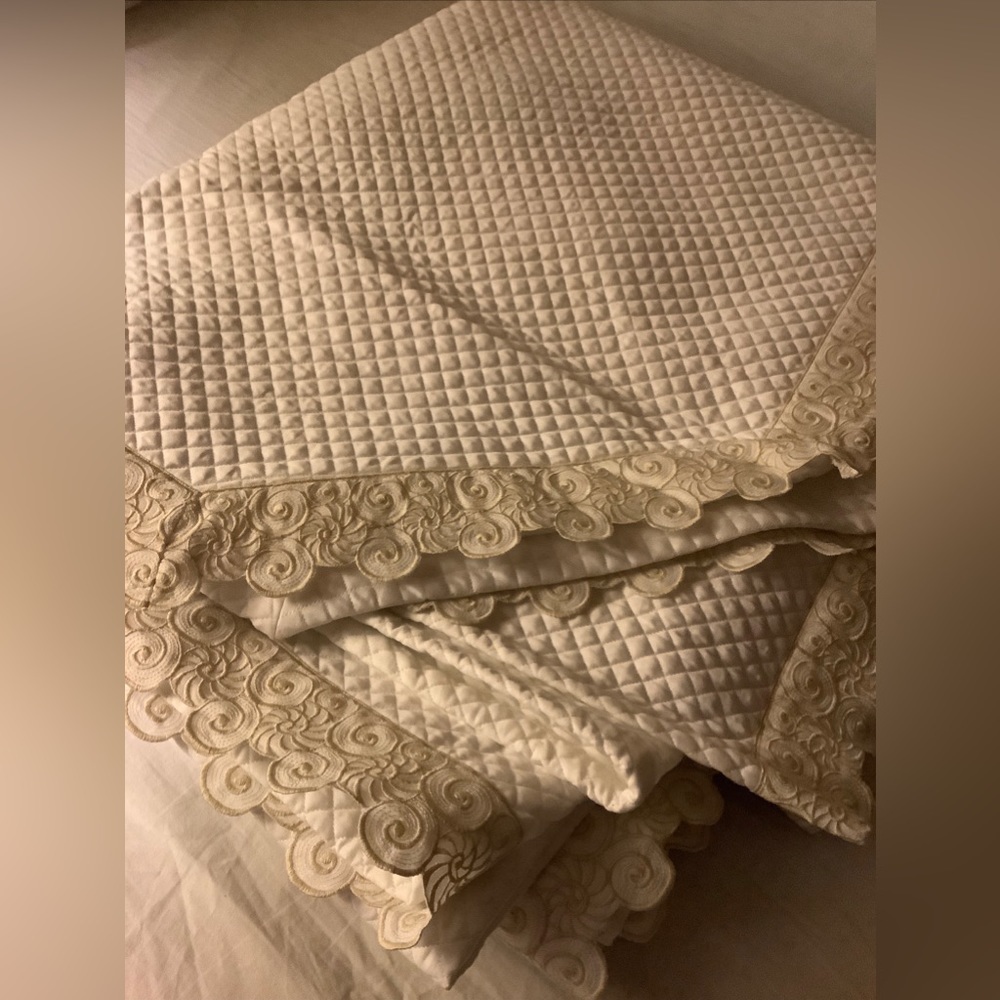 Schweitzer Linen Quilted Comforter Golden Ivory Embroidery + 2 Matching Shams - Picture 14 of 15